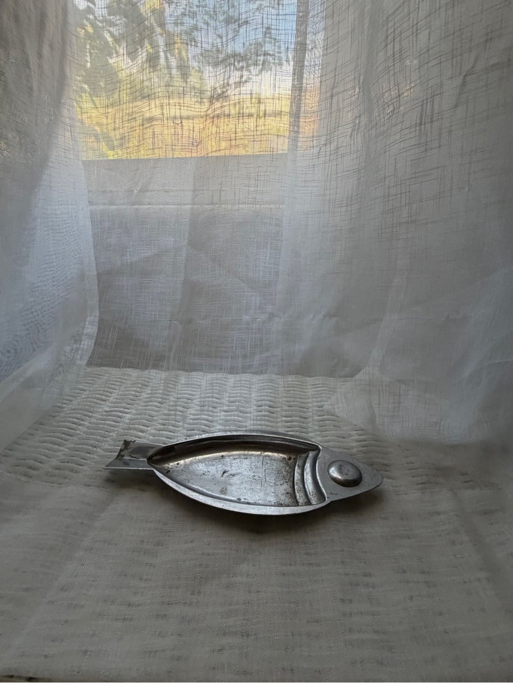 Metal Fish-Shaped Aquarium Feeding Dish - Silver